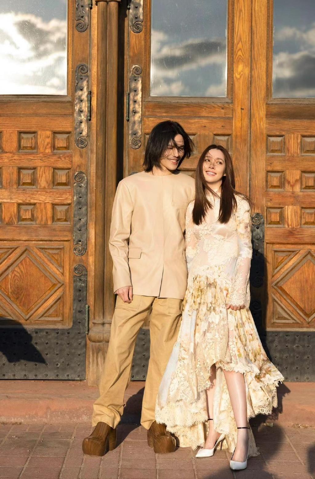 郭碧婷携老公拍大片，向佐的时尚真难懂，一般人真驾驭不了！不过感觉这组照片还是很不