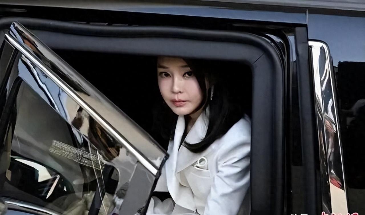 金建希事件，韩国舆论的风暴中心
她承认收了香奈儿的包，还道歉了，说行为不当，所有