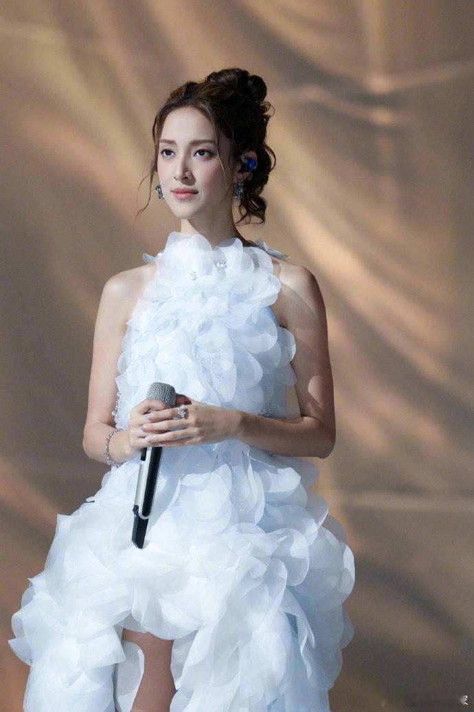 陈凯琳好会唱 每一次开口都让人惊喜，《雨爱》唱得婉转深情，舞台上的她温柔又耀眼，