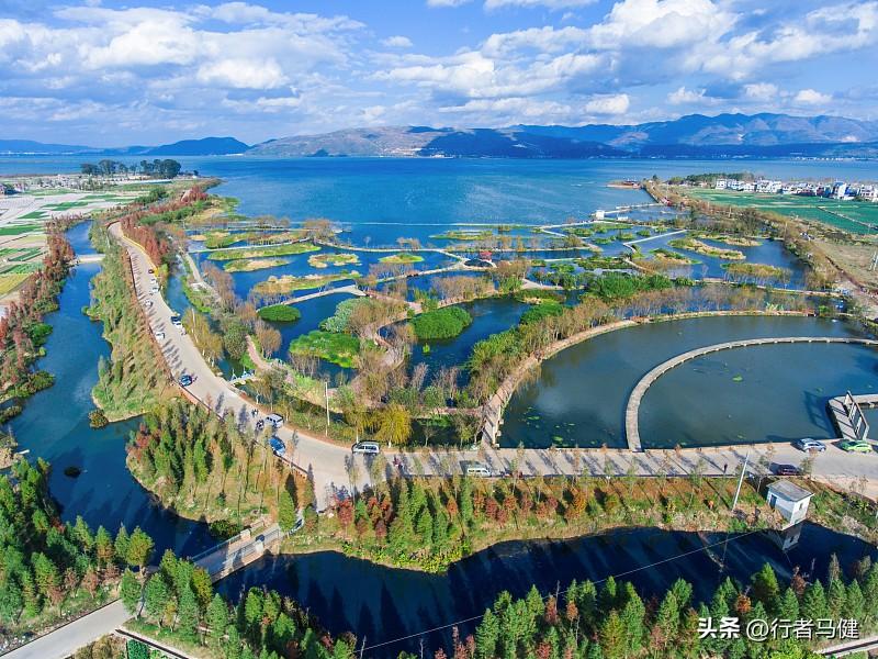 世人皆知玉溪烟，却少懂玉溪湖
抚仙湖澄澈见底，星云湖静卧古滇湖畔
山水相映，风光
