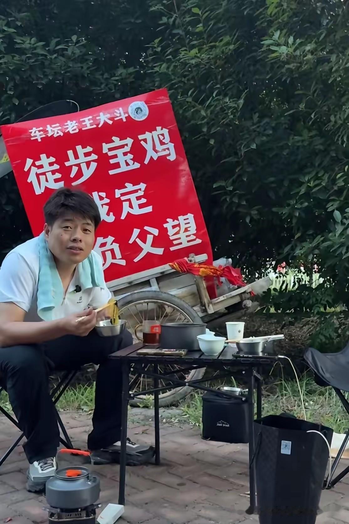 最近西安部分二手车行，掀起了一股拉着架子车进行徒步浪潮。

这是起源于来自宝鸡的