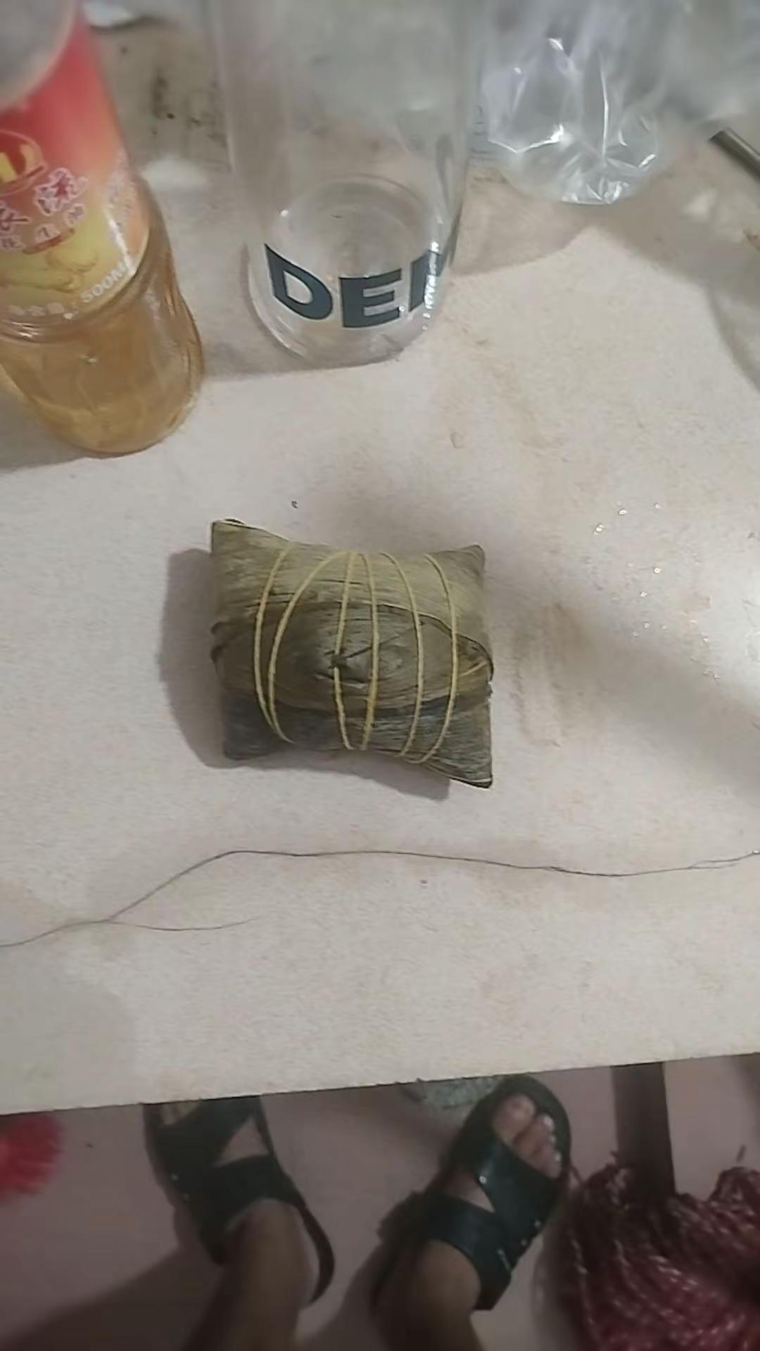 端午节标准的棕子形状是这样的。