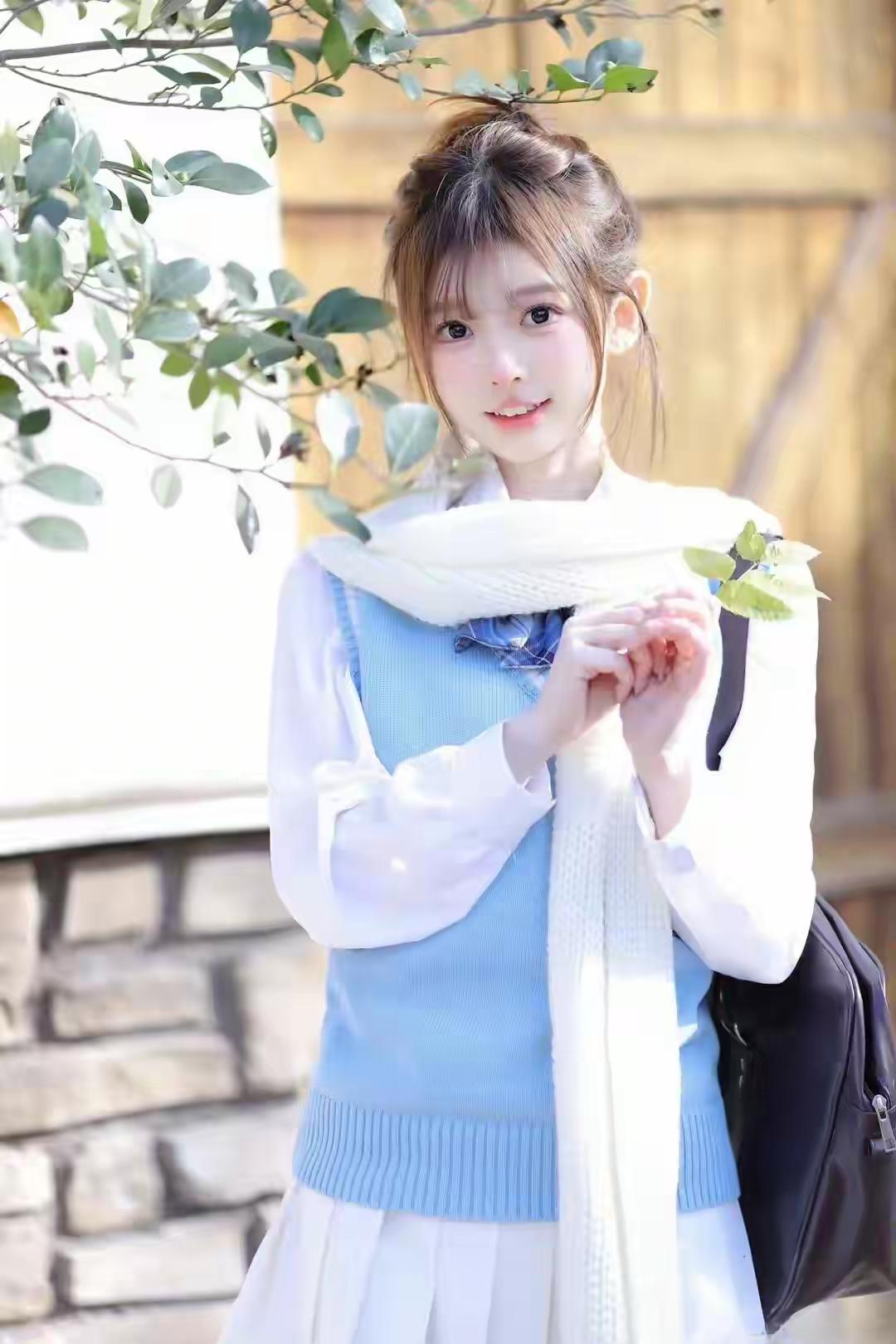 女孩子穿搭要时尚好看，不用盲目追爆款。色彩上，用米白、燕麦等中性色打底，再用亮色