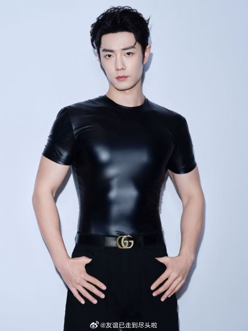 来欣赏一下Gucci拍的肖战，很前卫的风格，服装也是国内外艺人首穿，可以说是人衣