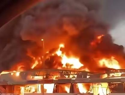 迪拜还不收手，这是无人机撞上迪拜国际机场的油罐场景。
 
我盯着现场实拍画面越看