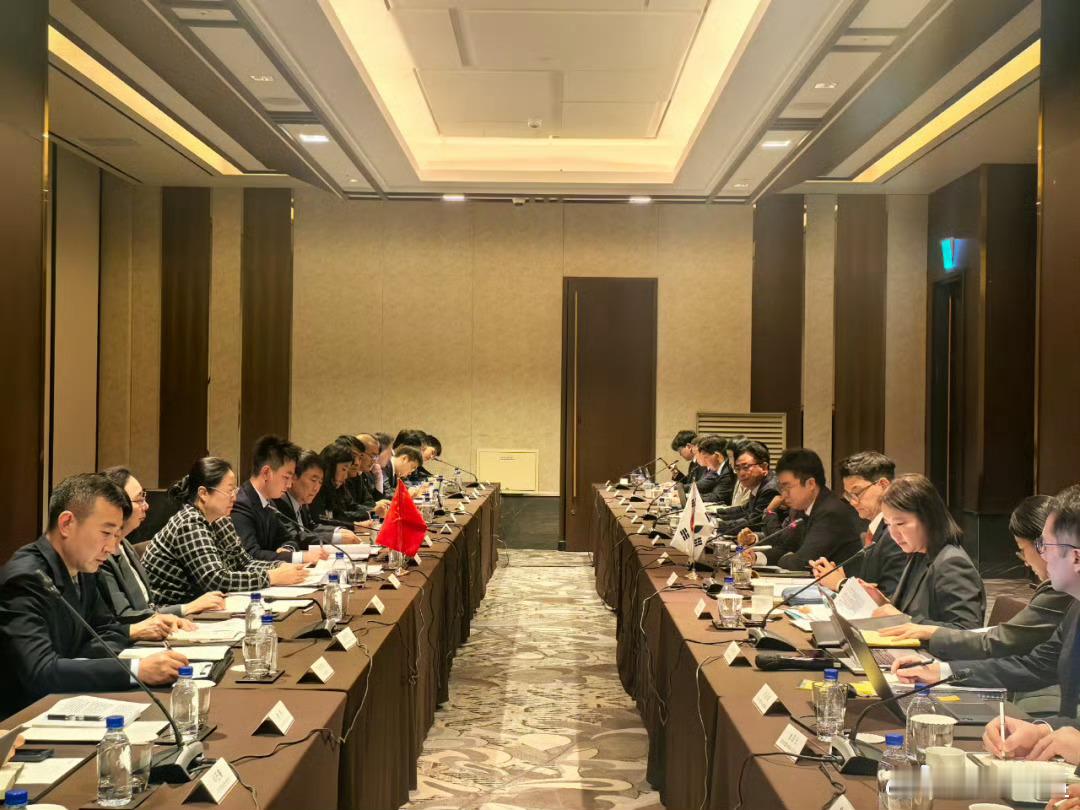 外交部东黄海事务代表郭燕与韩国外交部国际法律局局长黄俊植在韩国仁川共同主持中韩海