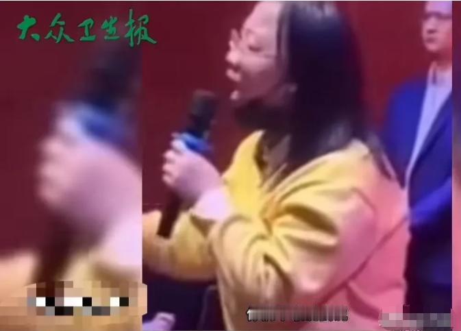 “学校换掉电子屏！”一位女家长站出来说：“你们不敢说我来说，学校能不能赶紧换掉电