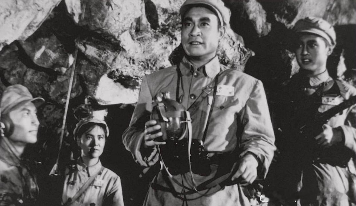 1956年电影《上甘岭》剧照，左二起刘玉茹饰演的王兰、高保成饰演的张忠发、张亮饰