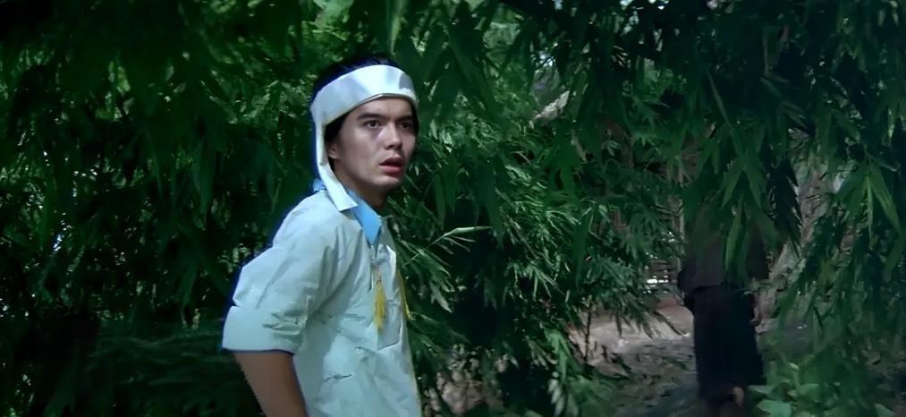 许亚军在电影《国际大营救》（1990年）中饰演阿昌

该角色本是滇西当地的一名普