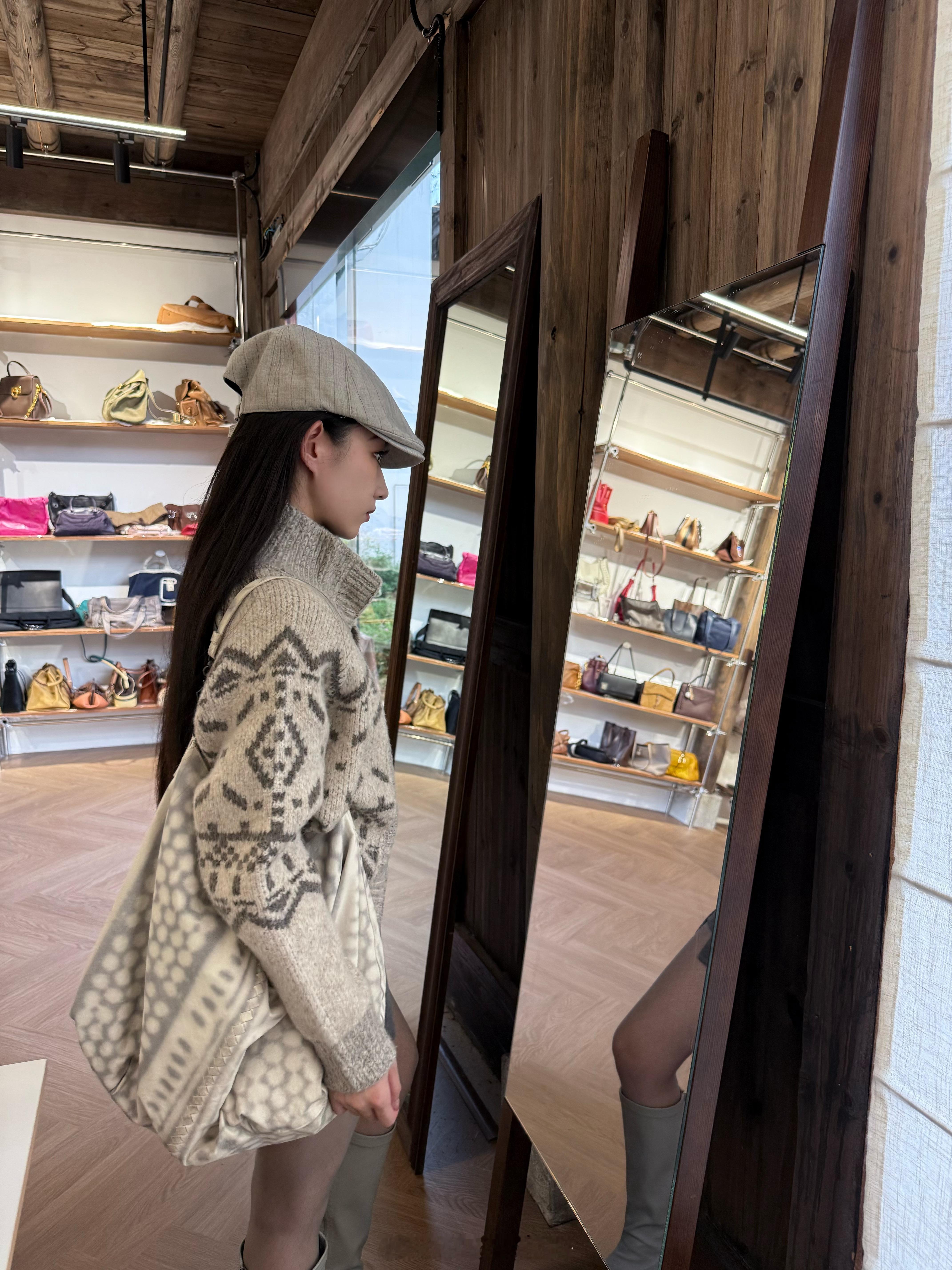 喜欢复古调调🗝️和秋日的木质调很配🪵🍂📰浅灰色费尔岛毛衣带点学院风，日常
