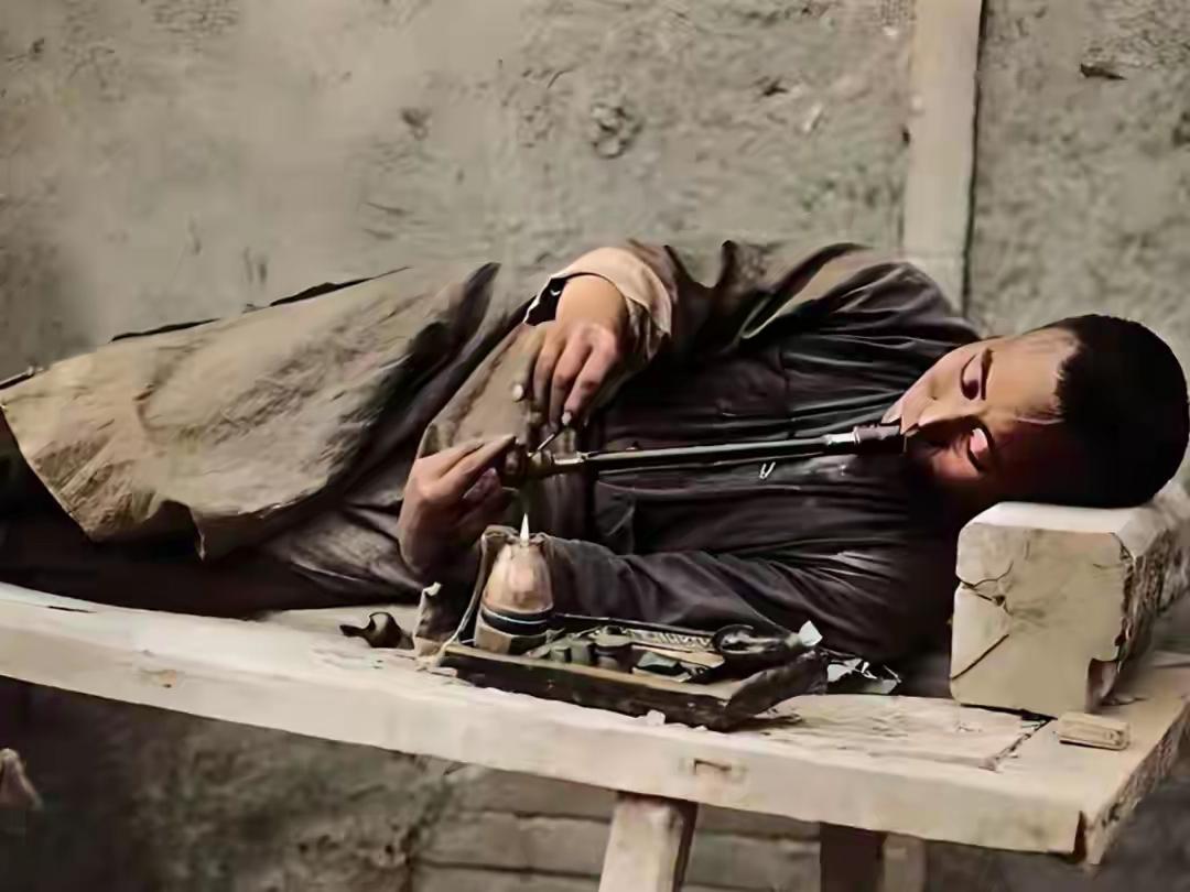 这就是鲁迅的父亲周伯宜，酗酒、抽大烟，去世后还被鲁迅爷爷批评。

在鲁迅的笔下，