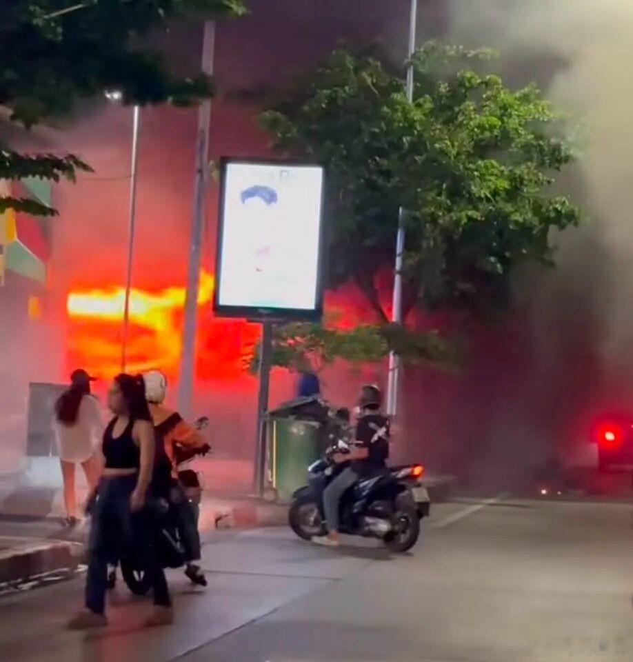突发：7月12日晚到7月13日凌晨，泰国曼谷乍都乍区拉抛路附近一家酒吧发生严重火