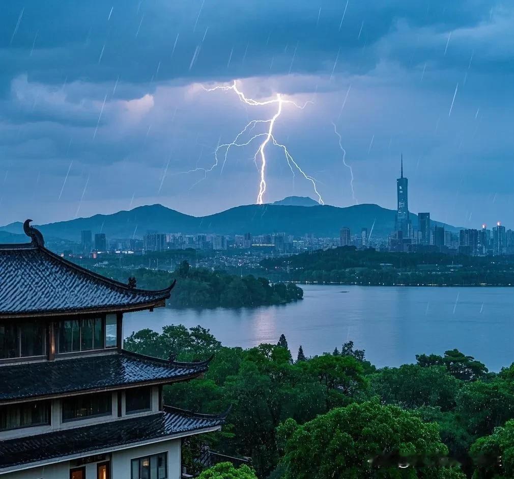 杭州的雨淅淅沥沥地落着，雨滴叩击着窗户，恰似在奏响一首轻柔的乐章。漫步于西湖之畔