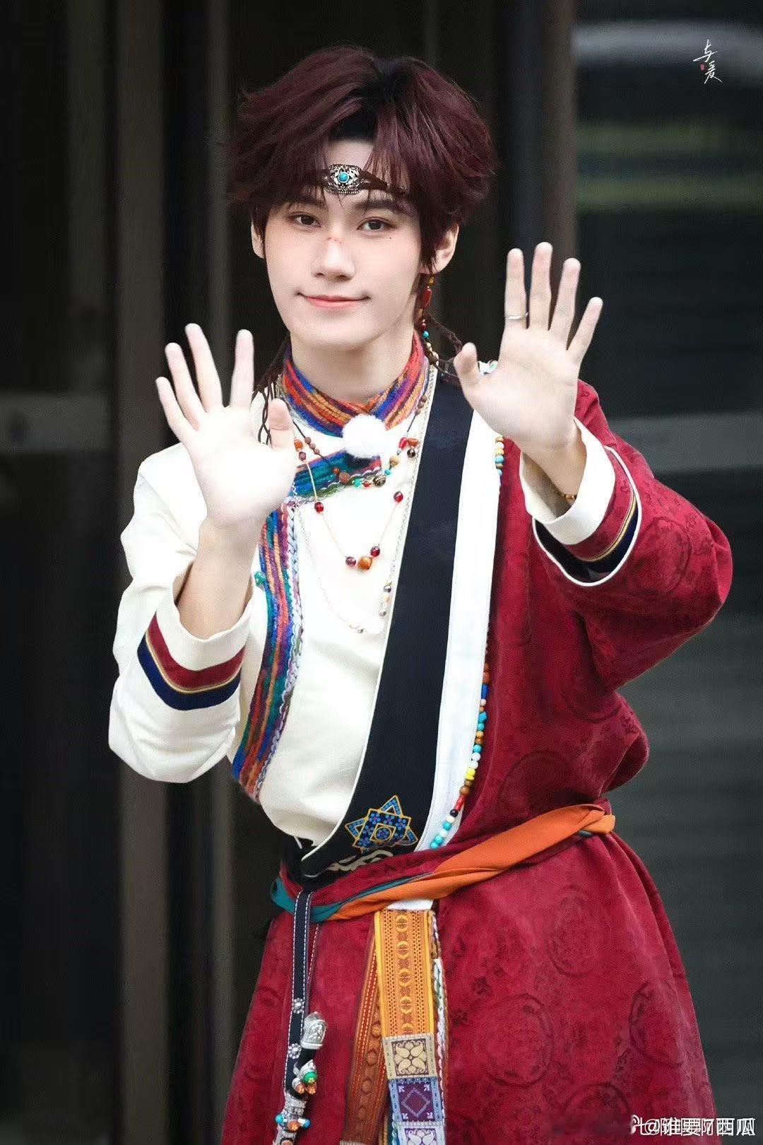 张真源培训 张真源的十月行程已经排得满满的，除了拍摄和活动，培训更是占据了他大量