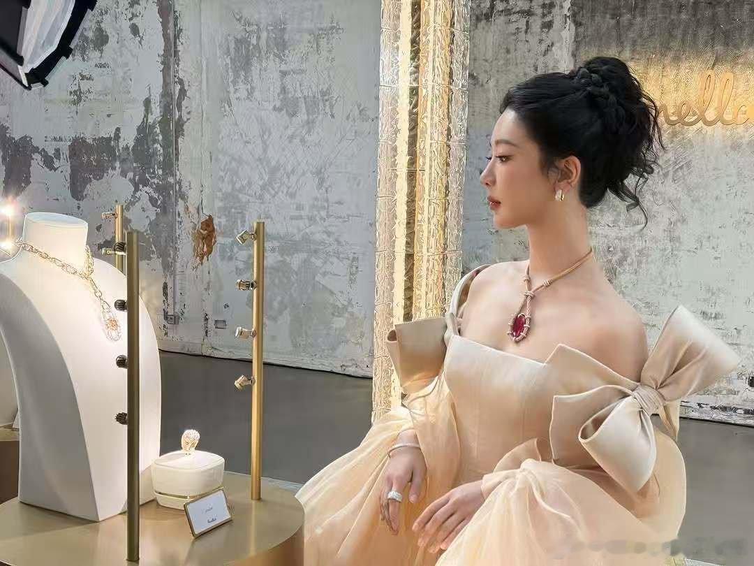 杨紫晒自拍作业杨紫 我来咯我们杨紫好美啊杨紫