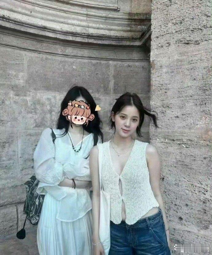 欧阳娜娜这个肚子和腰什么情况 