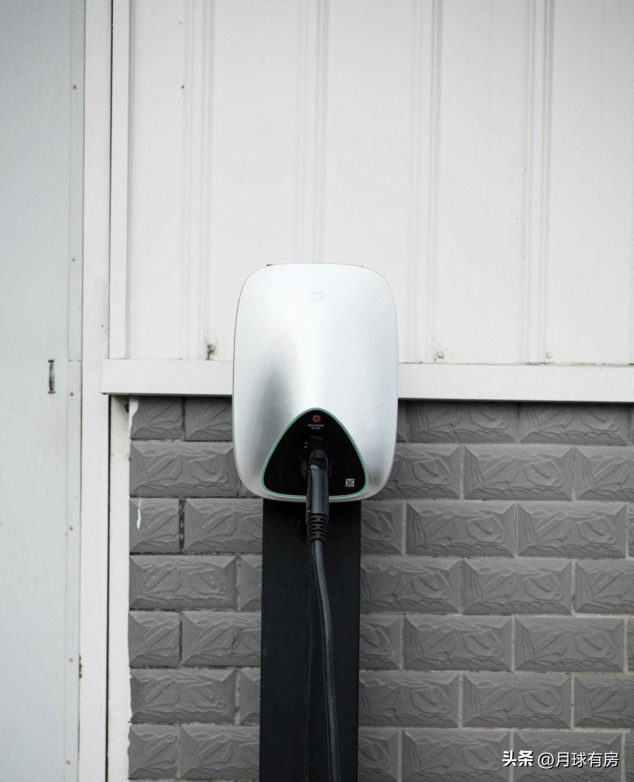今早给电车充电，才发现身边全在悄悄变天！

一大早去小区充电桩给电车补能，一看价