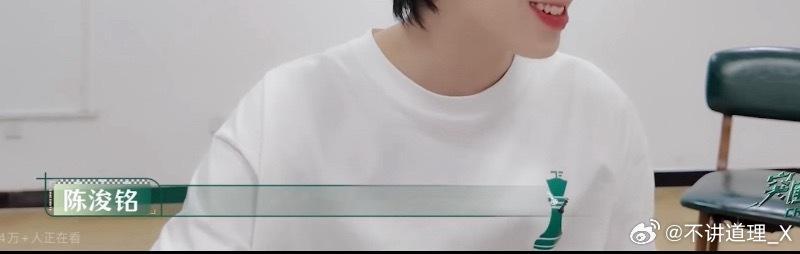 ：他怎么脸这么红啊 