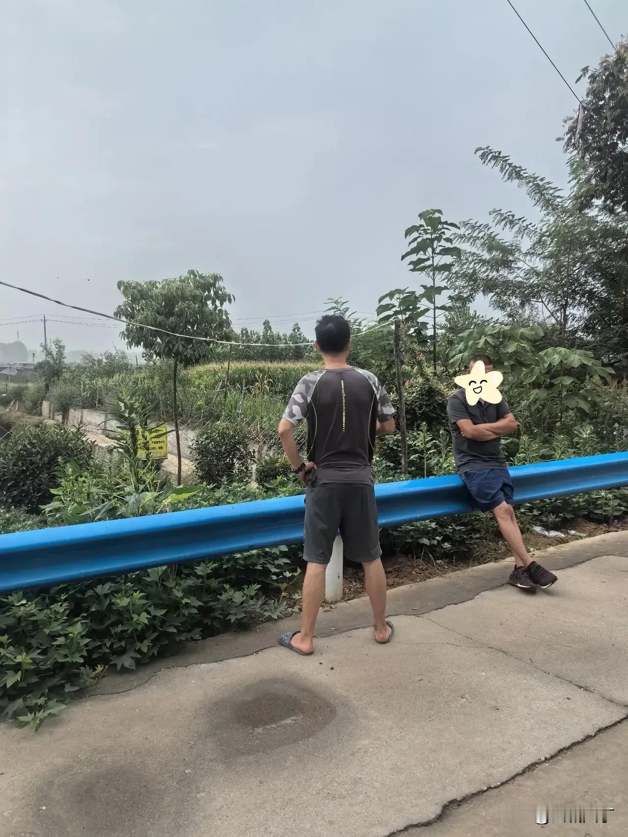 人家是上管天下管地中间管空气，大神老哥是管天管地管呼吸。

上午从医院出来，省骨