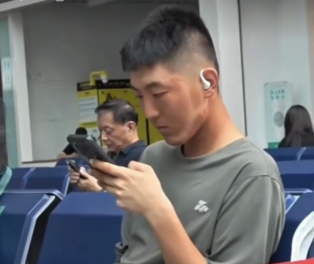 阅兵脸

太阳在帽徽上淬火 
铸出古铜的盾 
两道白色的峡谷 
从额际倾泻而下