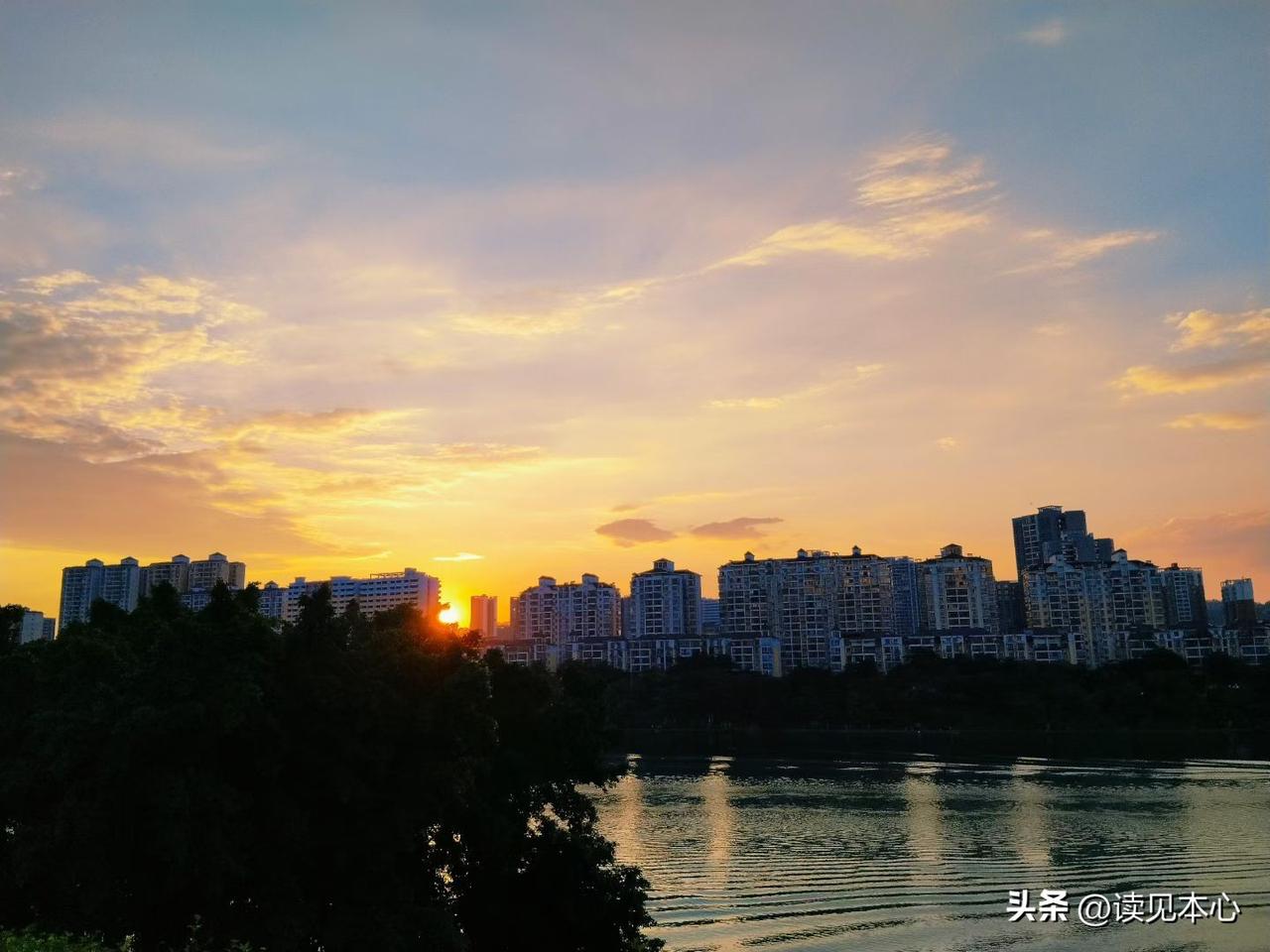 一定要告诫家里的老人：十个红线千万不能碰
 
1. 不要跟着一群老年人去听课、领