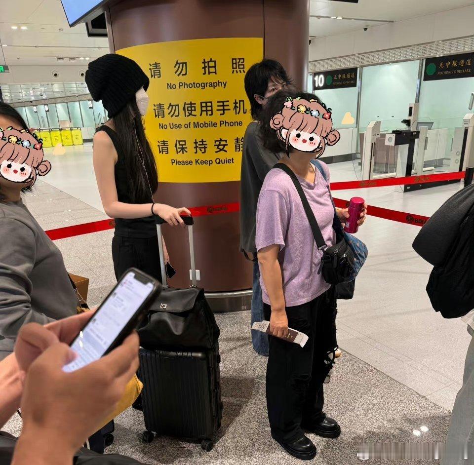 王菲送女儿李嫣英国留学！9月18日，有网友在社交平台发文，称在机场偶遇王菲送女儿
