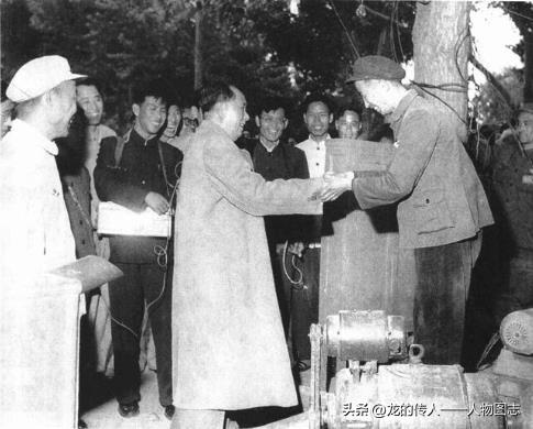 1960年5月4日下午，毛泽东与宋学林握手。