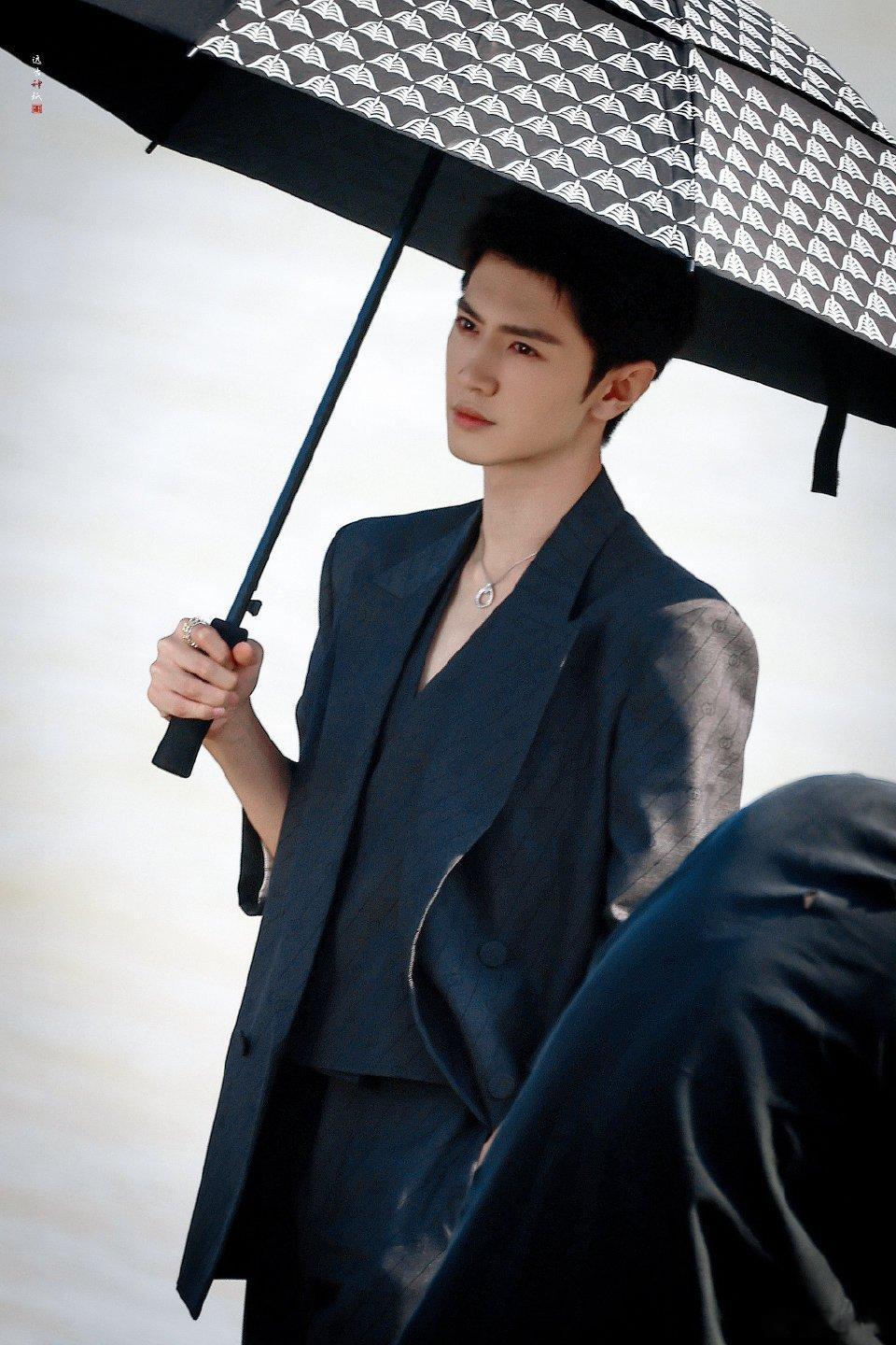 #陈哲远栗子头配正装# 陈哲远短发栗子头造型好鲨我[哇]而且瘦了很多，棱角更加分