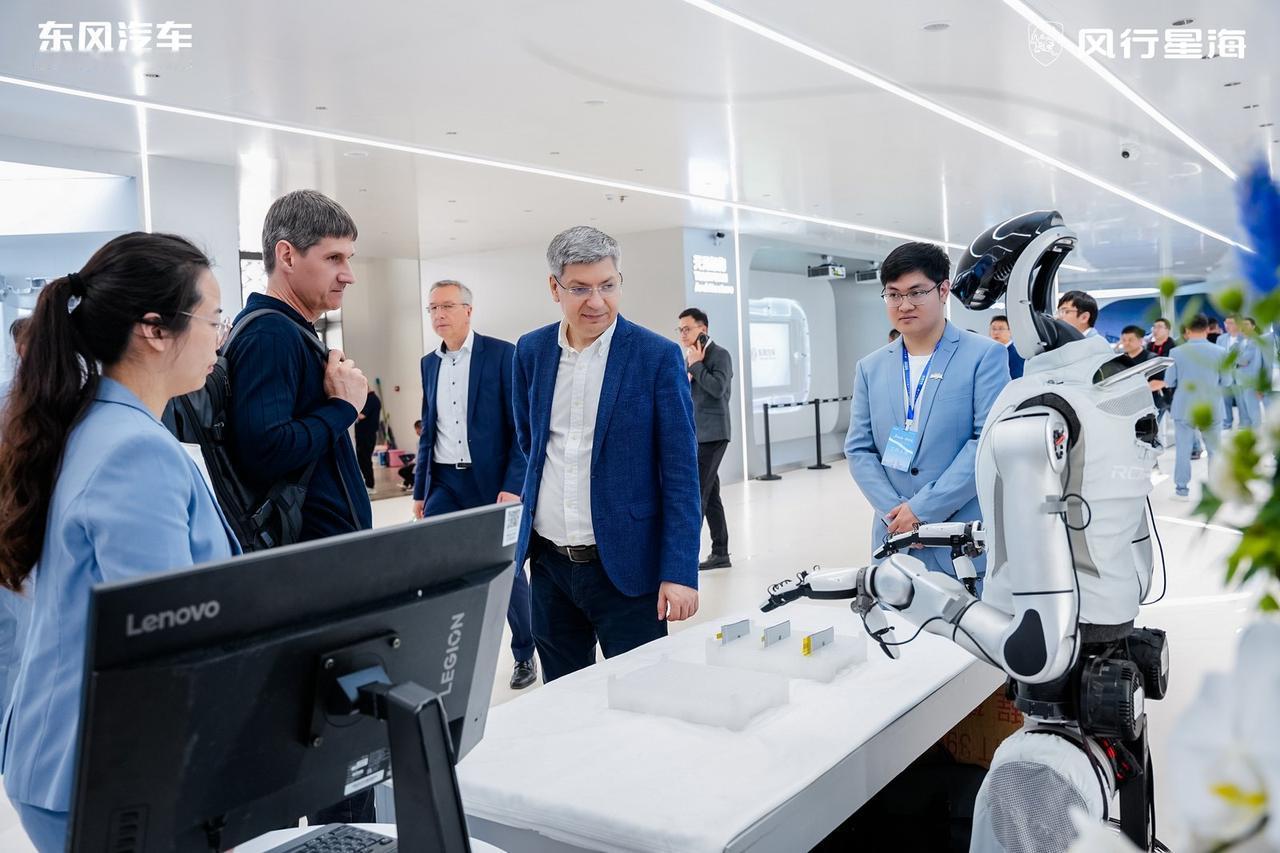2026北京车展热闹开场，东风风行的星海V6惊艳全球。这是东风集团和华为六年携手