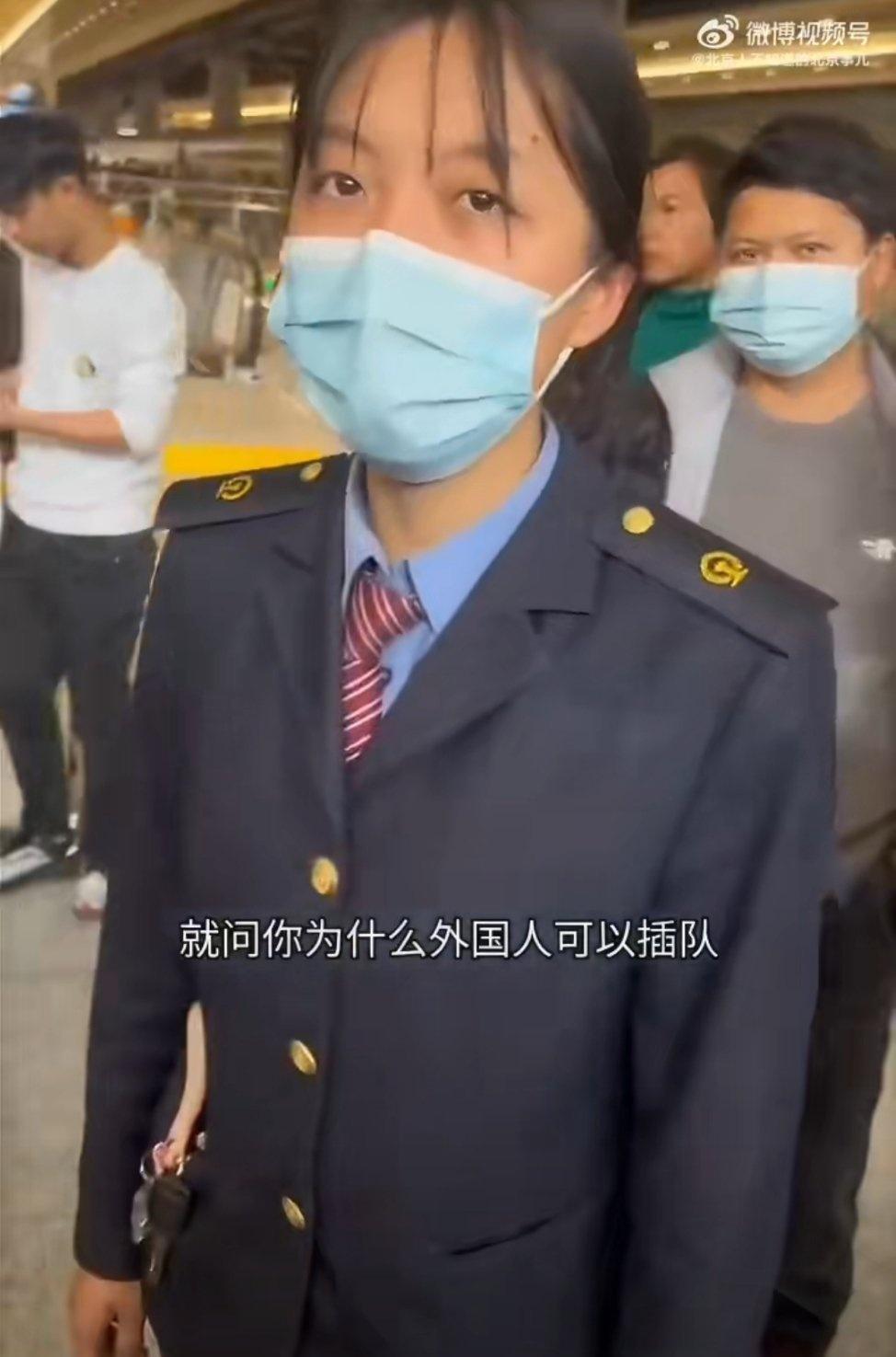 外籍男子上车插队被拽下车事件被视为对公共秩序“集体监督”的胜利，乘客拍摄举报、群