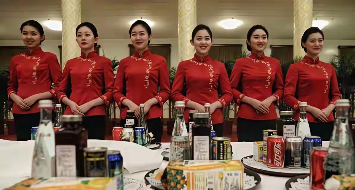 人民大会堂的服务员选拔标准，应该比空姐高得多吧。这工作比空姐强太多了：不但可以经