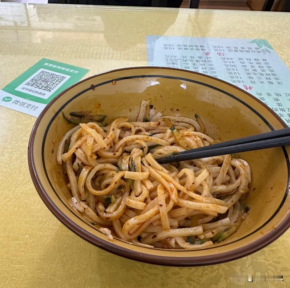 西安火车站南站出口走出去，稍远点的小吃店大避雷！
     刚到站寄存完行李，想