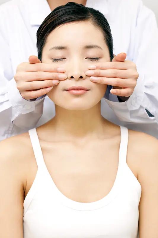 这是由外力诱发眼底血管破裂导致的典型医疗险情。按摩时的暴力敲打，成了压垮脆弱视网