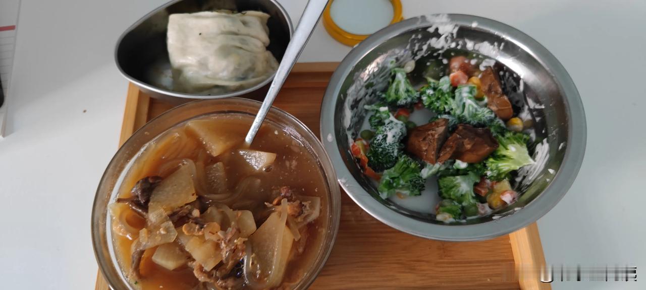 说说今天中午饭我们老两口是怎么凑合的。一个萝卜汤，用西兰花、玉米粒、青豆、胡萝卜