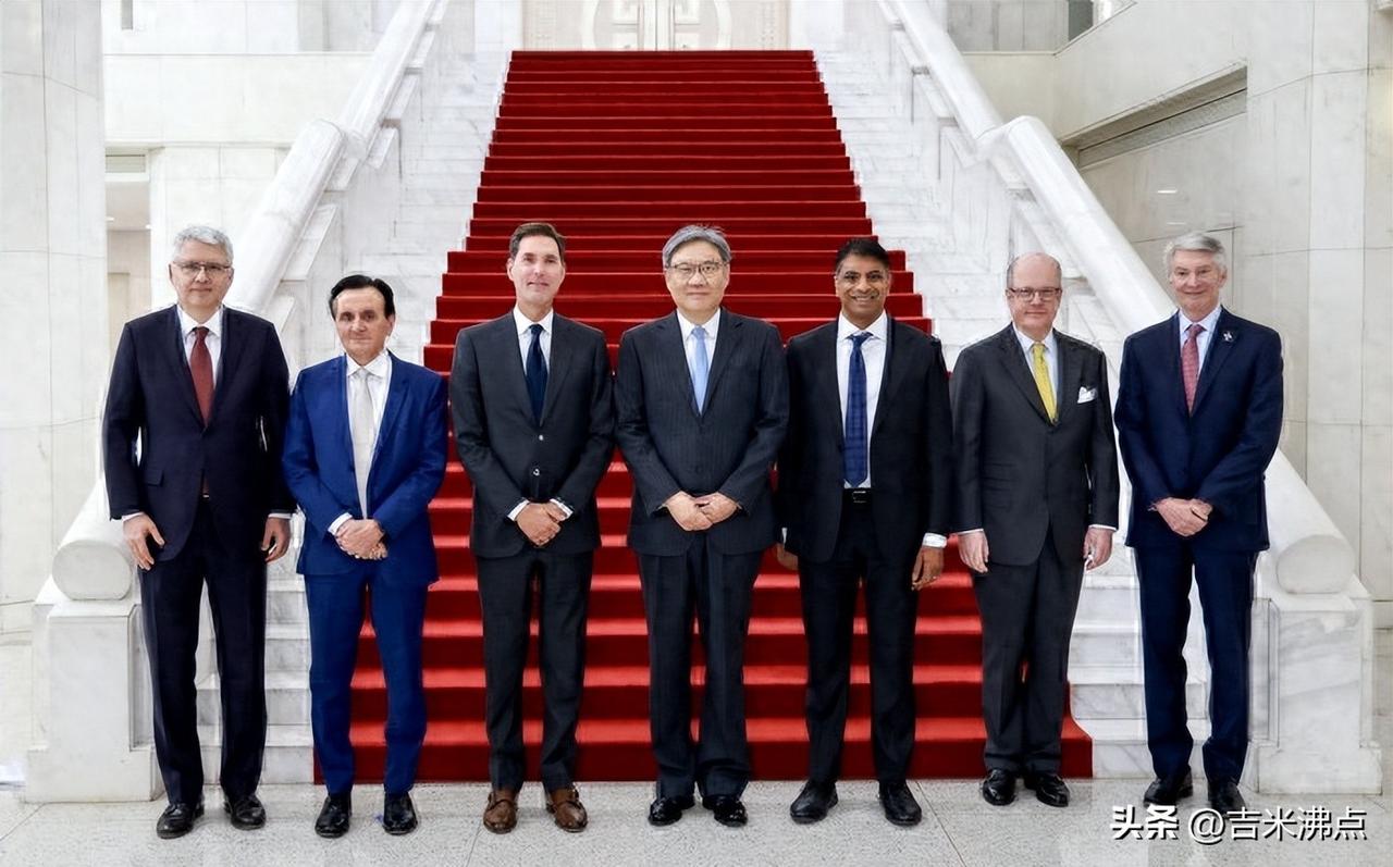 中国医药产值破万亿，美国药厂排队来华，真不卡脖子了？
。
最近北京来了五个全球 