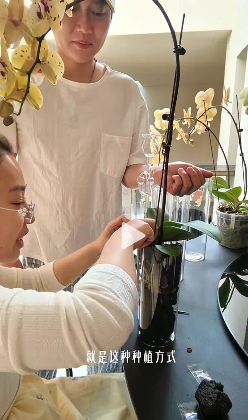 孟鹤堂带妈住北京别墅，7个月女儿出镜圆脸，妻子素颜婆媳关系好！！！！！！ 