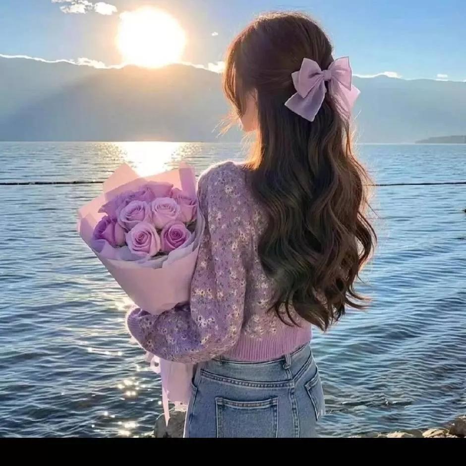 夕阳下的少女，手捧粉玫瑰，静享浪漫时光。玫瑰美人照 玫瑰淑女照 粉色玫瑰写真 夕