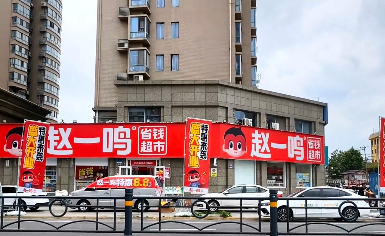 这难道就是商战吗

同一条路，两家零食店，赵一鸣两个礼拜前就已经开业大促过了，今