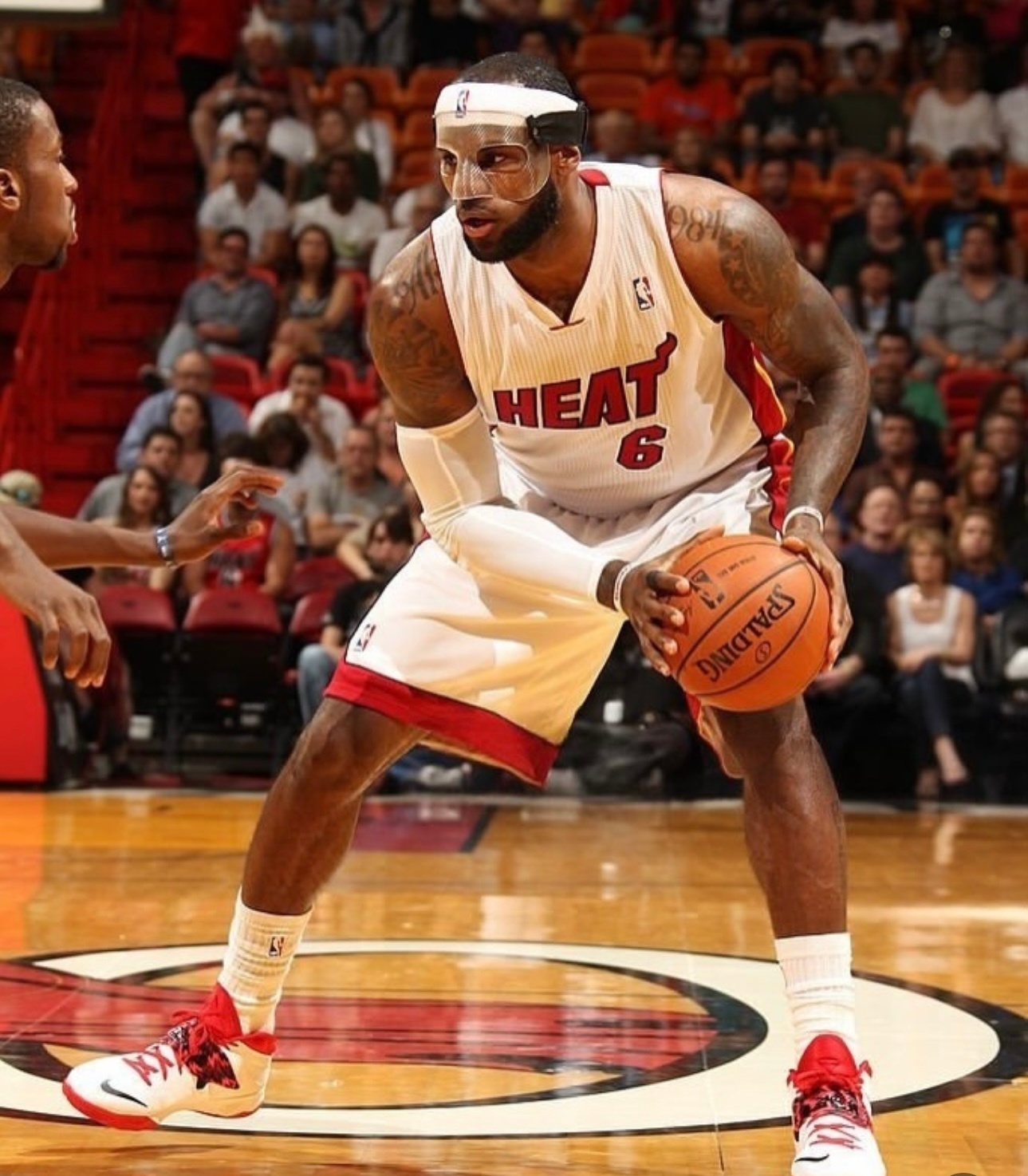 篮天下 12年前，詹姆斯化身面具侠，33投22中7篮板5助攻，在迈阿密轰下生涯最