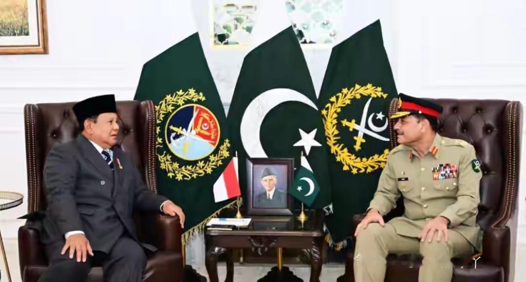 印尼总统普拉博沃开启访巴之旅，刚落地就被巴基斯坦“宠上天”——6架战机护航、21