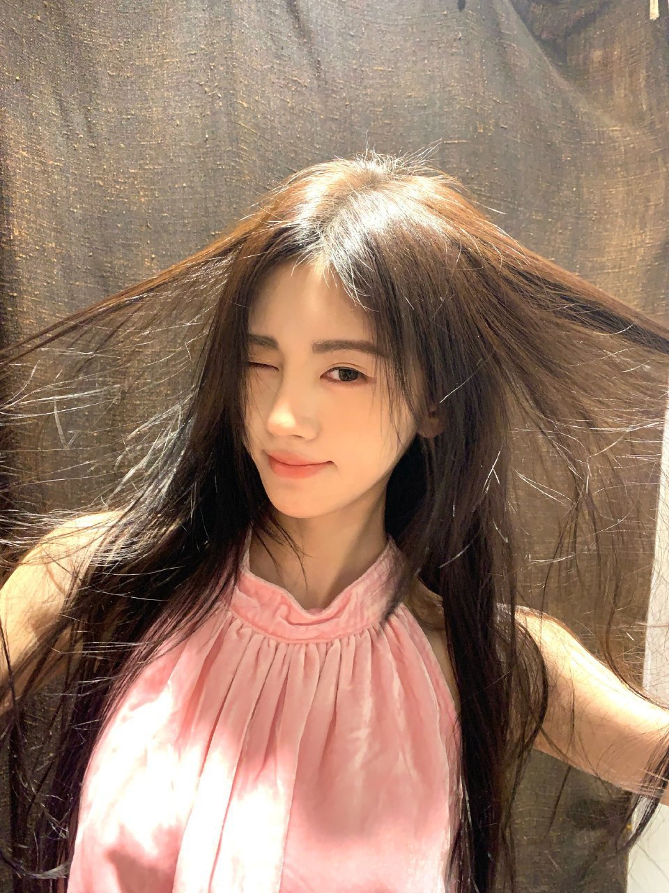 鞠婧祎线下的美貌冲击力鞠婧祎线下真人精致到发光，五官和气质都太能打，现场美貌冲击