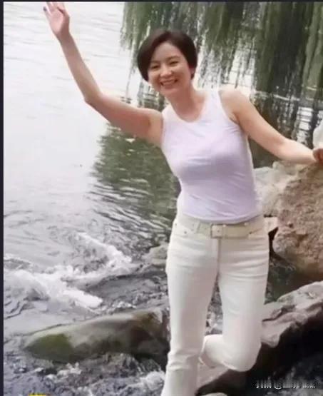 53岁的林青霞状态大好了，2007年在湖边游玩随意拍到的生活照，她不管是年轻时还