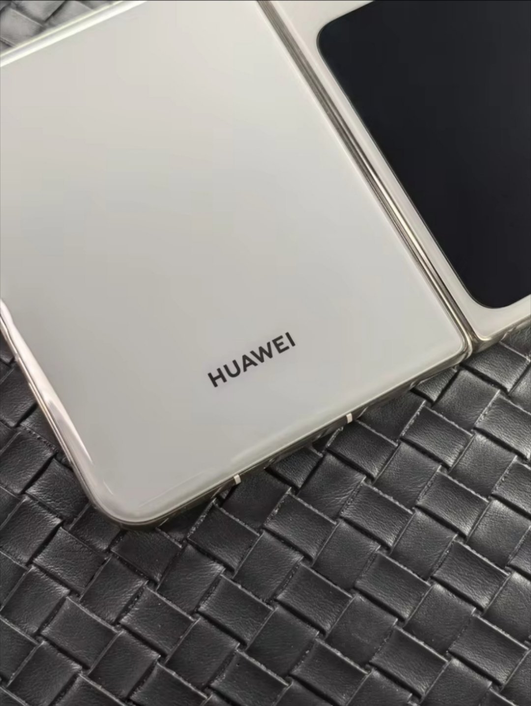 每次拿HUAWEI PuraX典藏版都感觉好看的，独一份的形态辨识度也高，拿在手