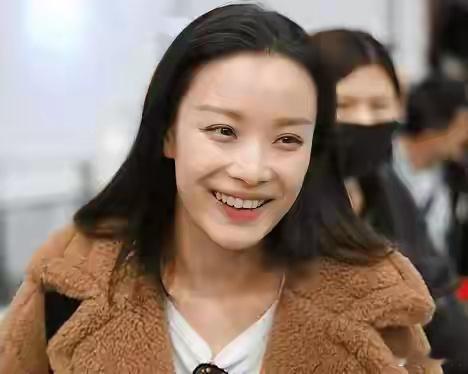 倪妮的长相独具韵味，虽未入传统惊艳之列，却以独特气质与曼妙身材在娱乐圈绽放光彩，