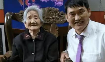 熟知大衣哥朱之文的人都知道，他心底藏着一份难以释怀的亲情遗憾。幼年家境清贫，十一