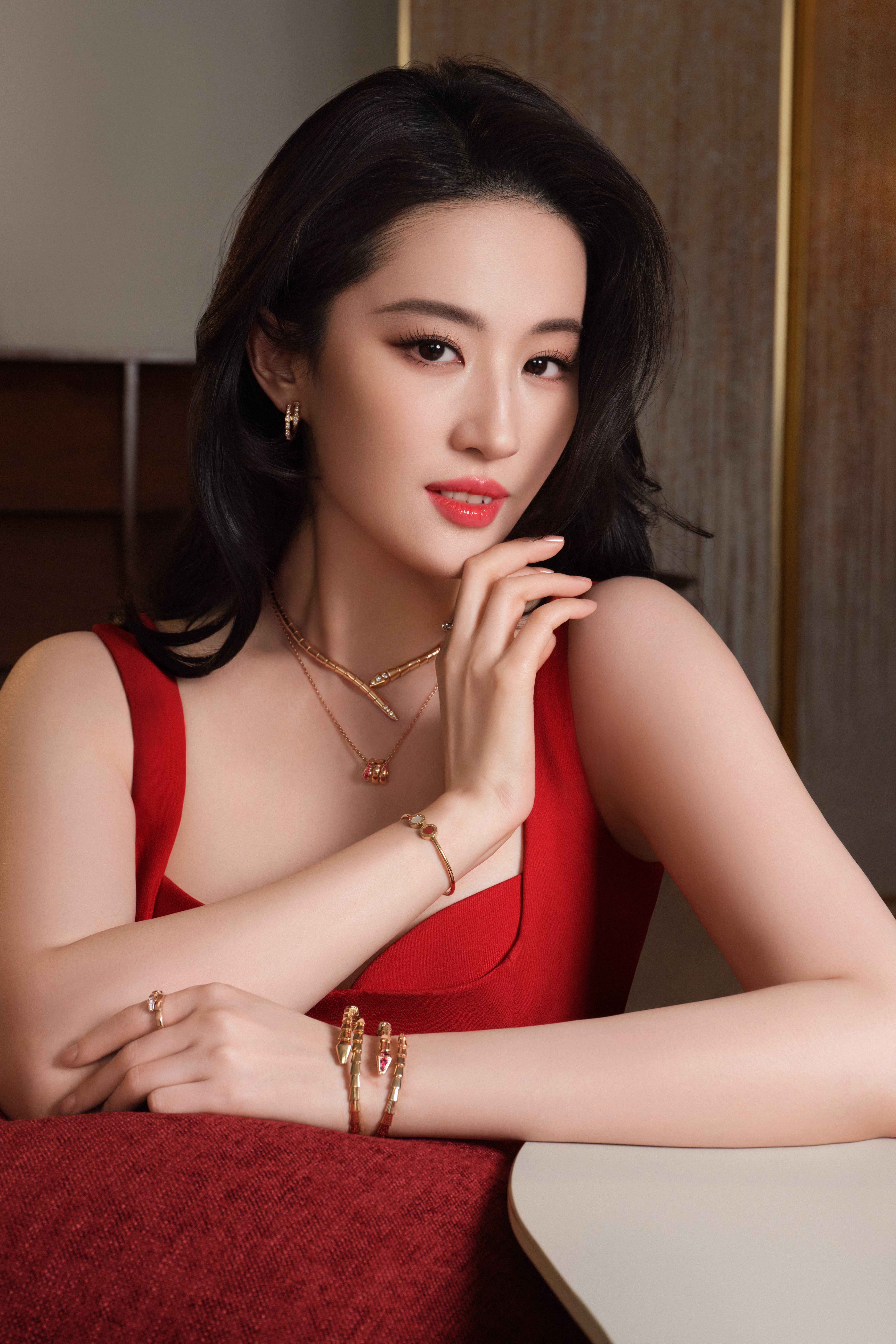 刚过一月，就有多个品牌物料投喂，已发德芙、金典、天梭、祖玛珑、资生堂、宝格丽，还