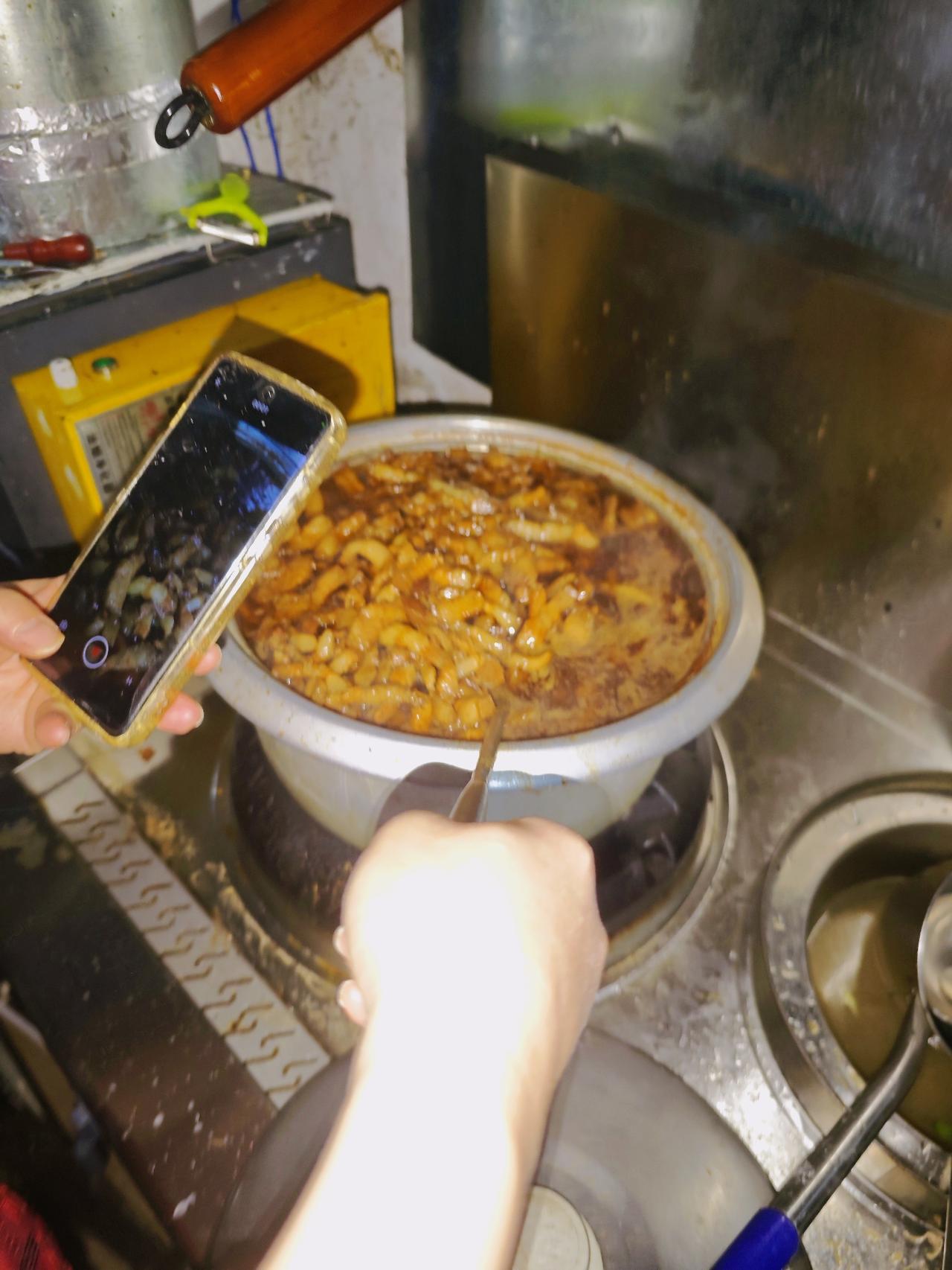 明天要外出，所以准备做一锅红烧肉，今天做了一个台式的红烧肉简单又好吃，主要就是切
