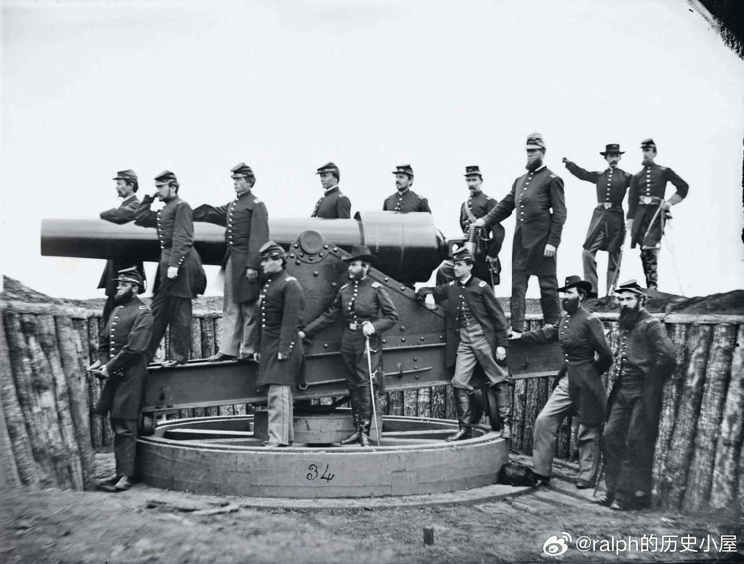 作为首都的守卫者，马萨诸塞州第三重炮团的联邦军军官们于1865年与他们的100磅