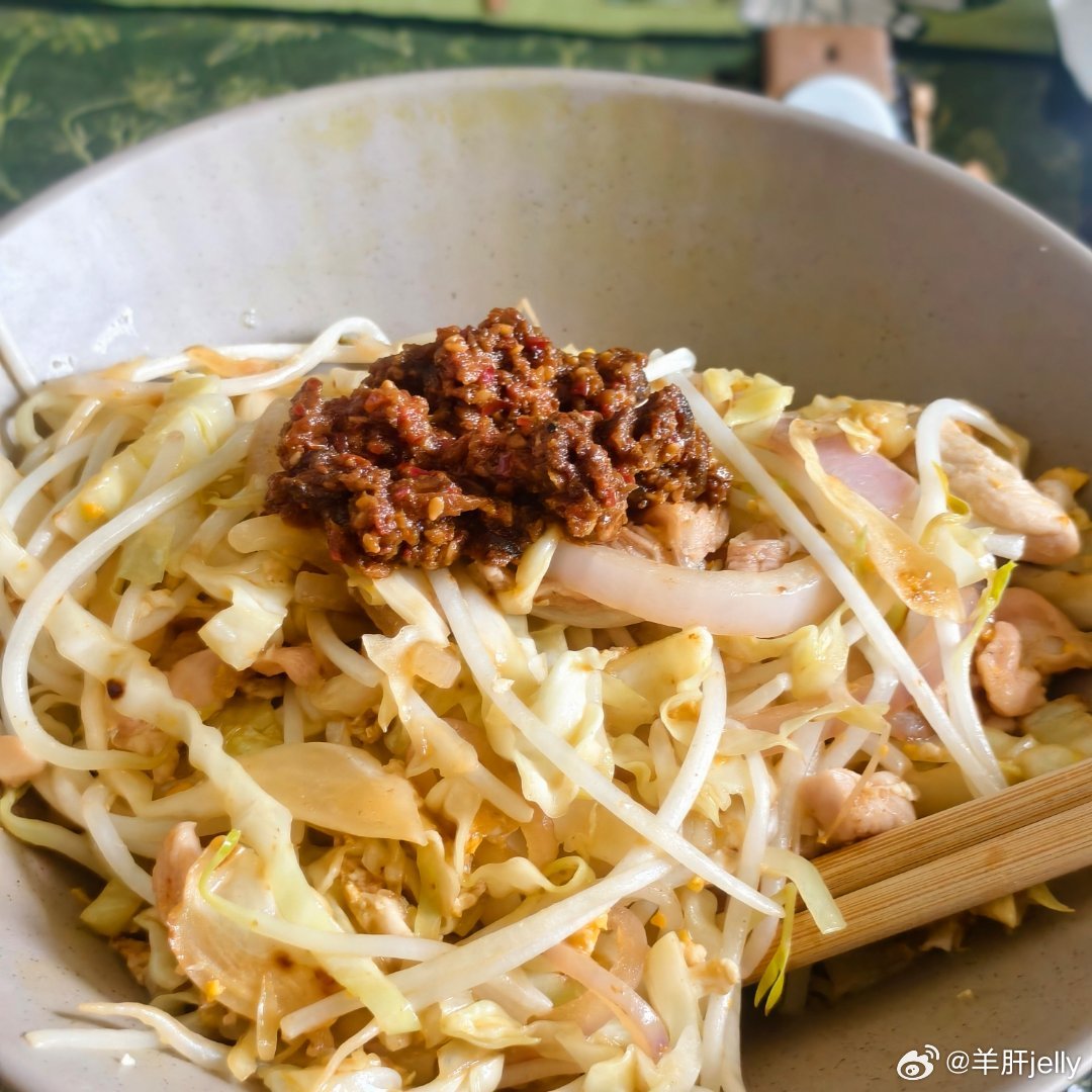 卷心菜，豆芽，鸡腿肉，鸡蛋，洋葱，筋饼做的炒饼，好好吃 