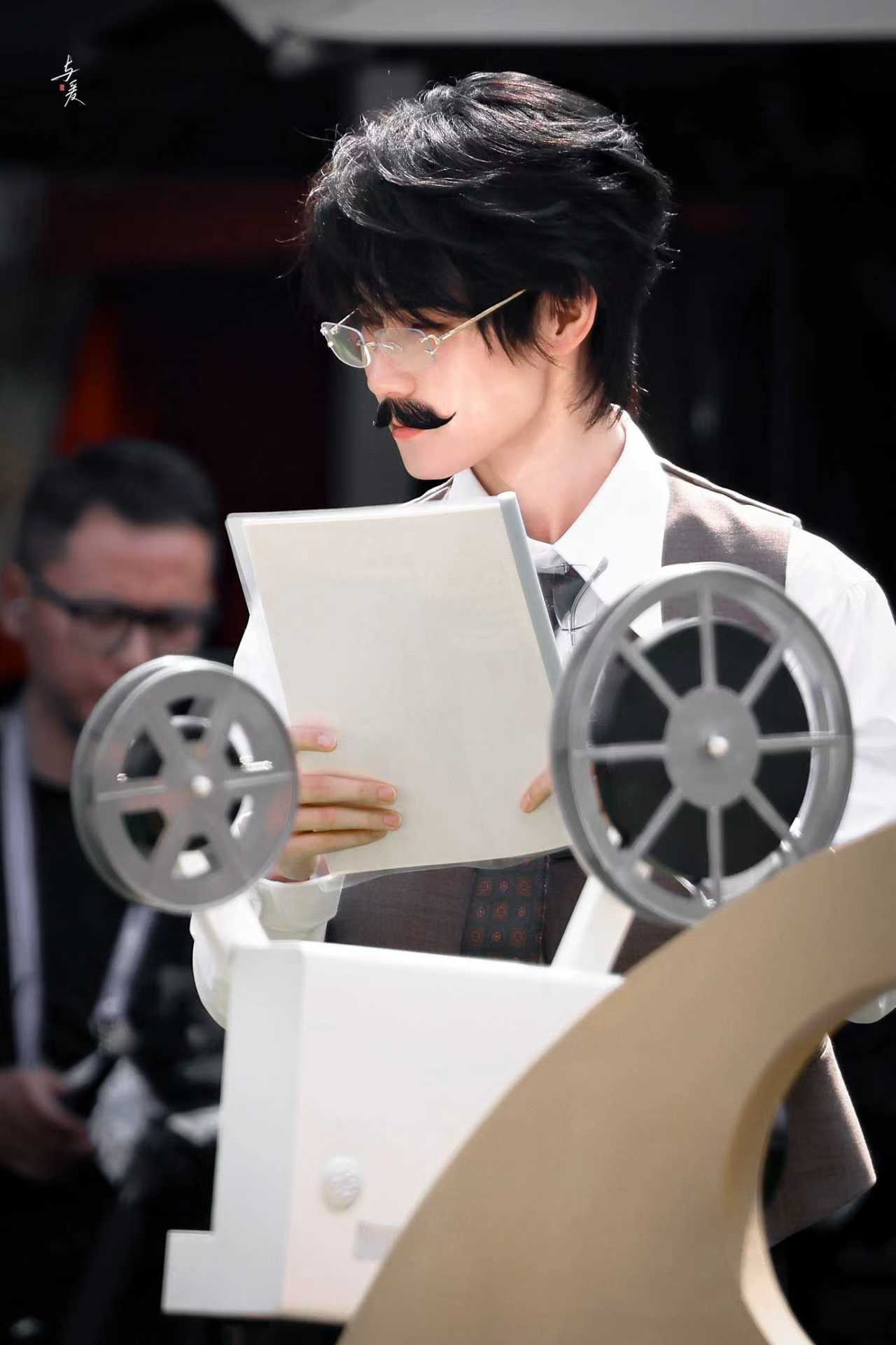 张真源八字胡造型哦莫，八字胡造型也好帅啊，真源儿玩的开心，期待节目播出呀 